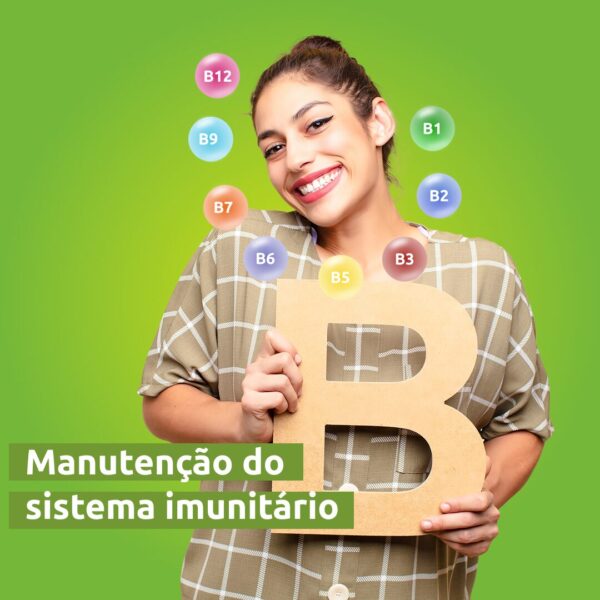 mulher blusa listrada escolhendo vitamina B